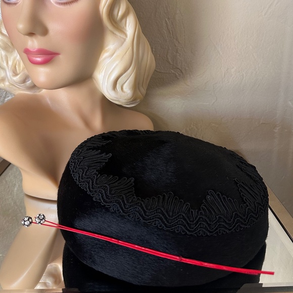 AMAZING 1950s\' BLACK FURRY FELT HAT -  CORDE TRIM & 2 RED QUILLS/RHINESTONES